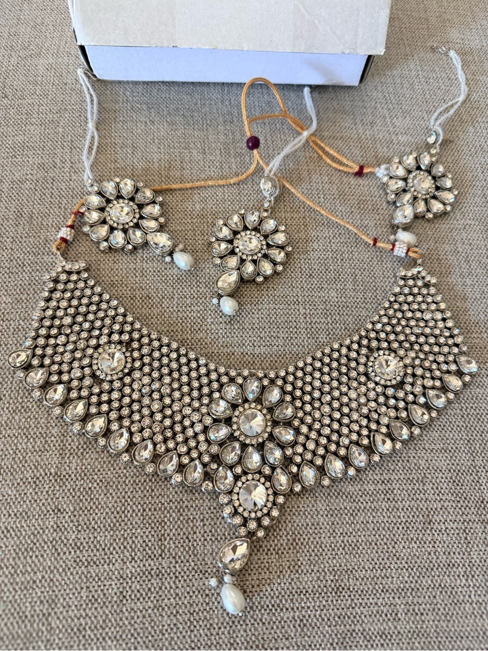 Elegant Crystal Floral Choker Necklace Set - Silver Tone